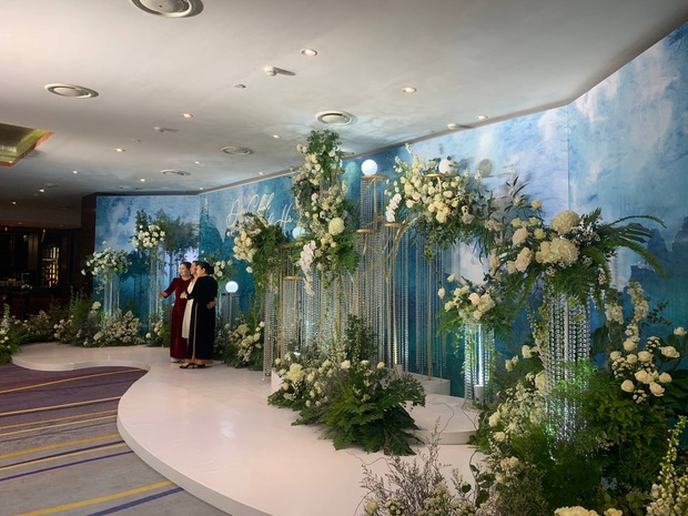 Không gian tiệc cưới của Hà Đức Chinh ở khách sạn 5 sao Hà Nội: Hoa tươi ngập tràn, tổng chi phí ngót nghét 1 tỷ! - Ảnh 2.