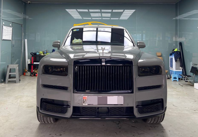 Chủ Rolls-Royce Cullinan màu độc nhất Việt Nam chi hàng chục triệu đồng cho 2 ngày đổi gió màu mới - Lớp giấy đặc biệt đắt hơn chiếc Honda Lead - Ảnh 3.