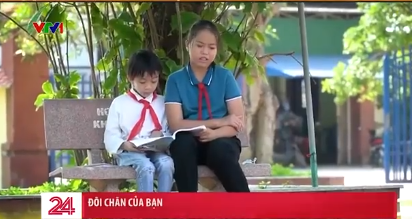 Bé gái suốt 4 năm cõng bạn trên vai, sẵn lòng: Giúp đến khi nào cũng được - Ảnh 3.