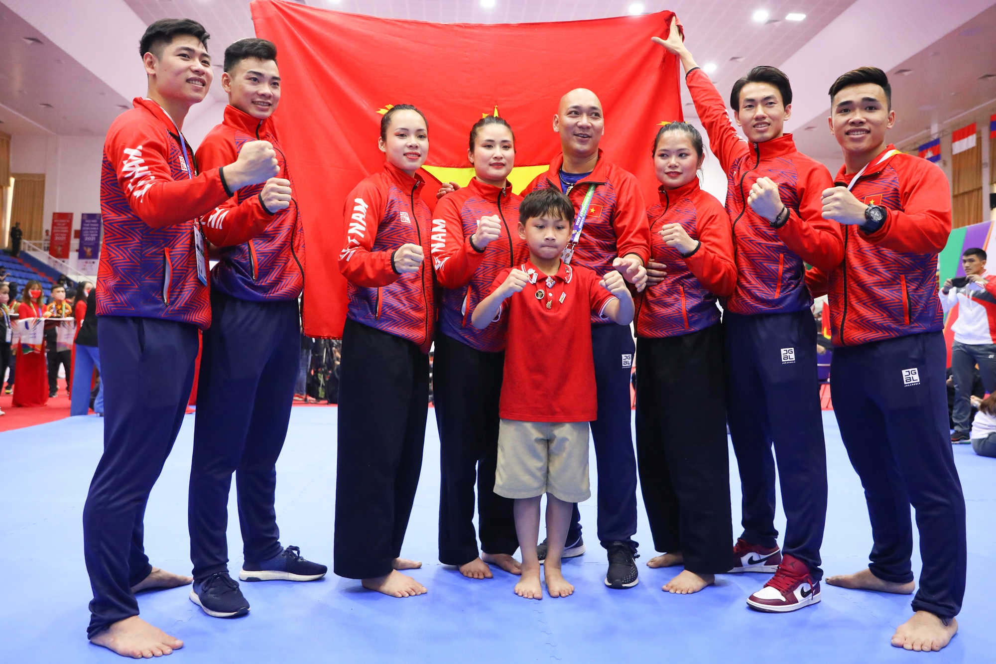 Chờ đợi 14 năm, nữ võ sĩ Việt Nam bật khóc khi giành huy chương vàng SEA Games 31 - Ảnh 8.