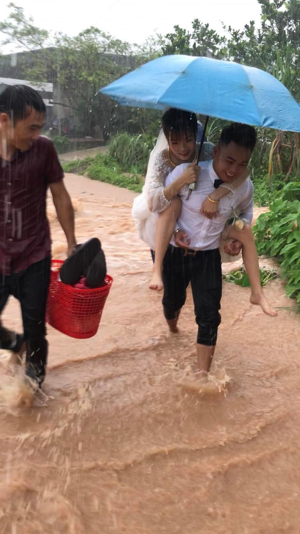 Đón dâu đúng ngày mưa lụt, chú rể Bắc Giang cõng cô dâu lội nước như phim ngôn tình - Ảnh 1.