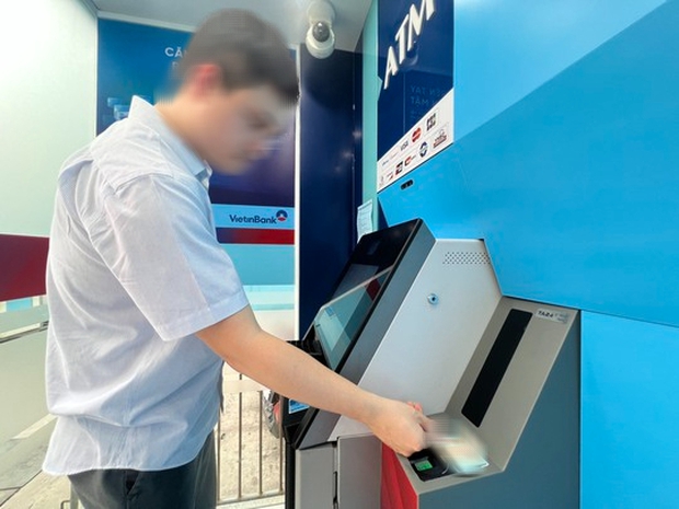Withdrawing money at ATMs with citizen identification: Losing money, who is responsible?  - Photo 1.