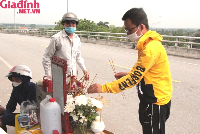 The difficult situation, the family of a young man in Hai Duong jumps from the Chanh bridge at midnight - Photo 2.