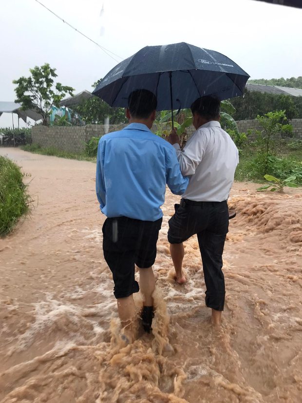 Đón dâu đúng ngày mưa lụt, chú rể Bắc Giang cõng cô dâu lội nước như phim ngôn tình - Ảnh 6.