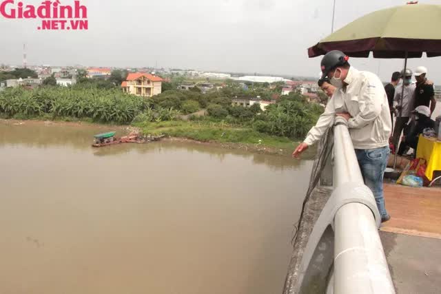 The difficult situation, the family of a young man in Hai Duong, jumped on the Chanh bridge at midnight - Photo 6.
