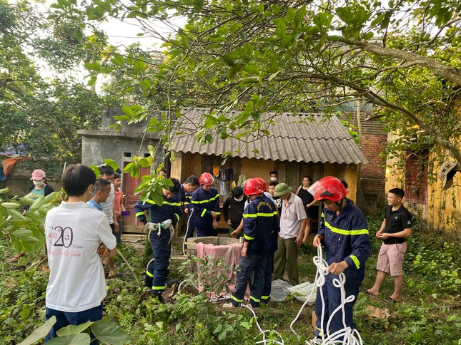  Thanh Hoá: Cứu sống người đàn ông nghi mắc kẹt nhiều ngày dưới giếng  - Ảnh 1.