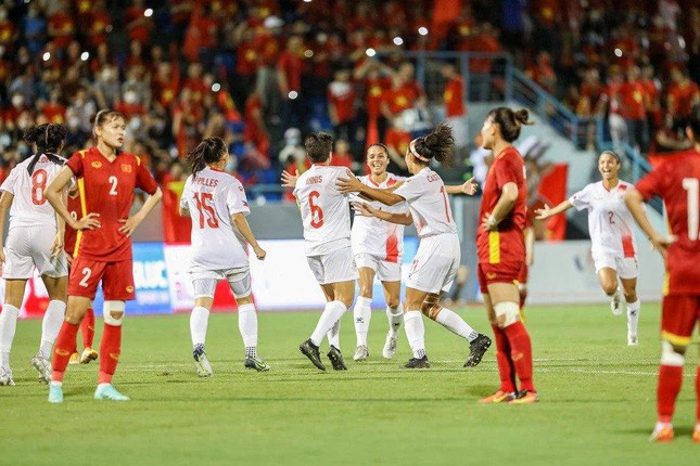   Philippine newspaper: 'Vietnamese women are given all conditions to win' - Photo 1.