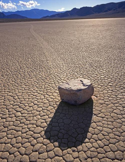 Giải mã bí ẩn về những ‘hòn đá biết đi’ tại thung lũng chết - Ảnh 2.