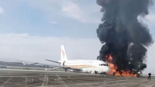 Clip: The Chinese plane crashed, jumped off the runway and caught fire, injuring many passengers - Photo 1.