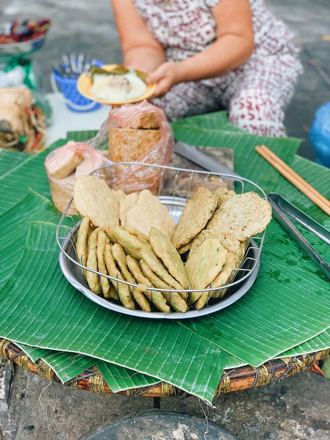 Rẽ vào 2 con phố trung tâm có toàn hàng ăn vặt nổi tiếng ở Hà Nội: Đi một vòng thôi là no cả ngày - Ảnh 20.