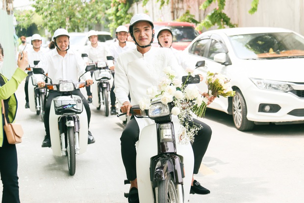 Mac Van Khoa's engagement ceremony: The groom welcomes his wife with a legendary dream car, the bride shows up beautifully in the middle of a space full of fresh flowers!  - Photo 21.