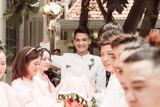 Mac Van Khoa's engagement ceremony: The groom welcomes his wife with a legendary dream car, the bride shows up beautifully in the middle of a space full of fresh flowers!  - Photo 27.