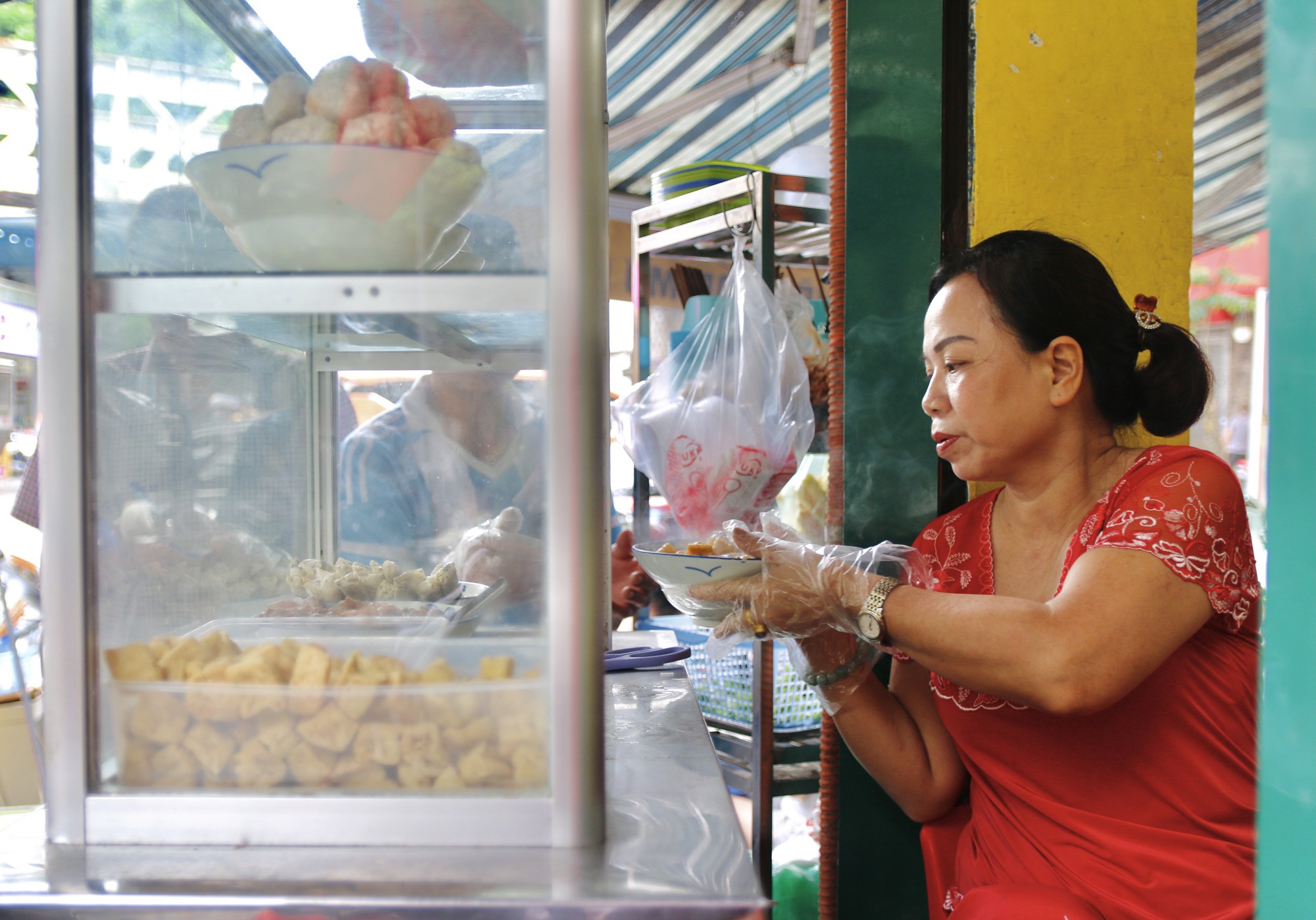 Quán bún riêu vỉa hè vỏn vẹn 1m2 bán 500 bát/ngày, 3 năm mở thêm 17 cơ sở - Ảnh 2.