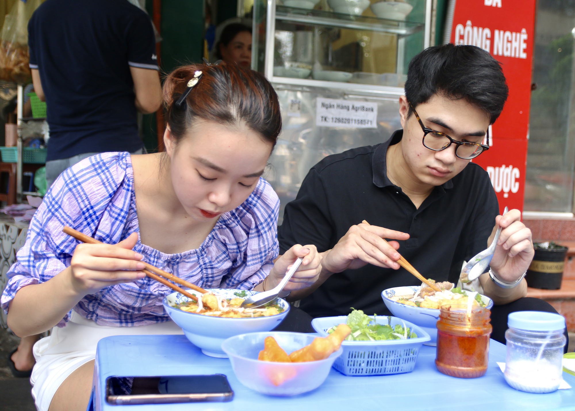 Quán bún riêu vỉa hè vỏn vẹn 1m2 bán 500 bát/ngày, 3 năm mở thêm 17 cơ sở - Ảnh 8.