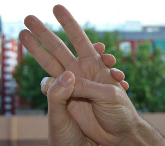 4 bài tập yoga giúp giảm căng thẳng cho ngón tay - Ảnh 2.