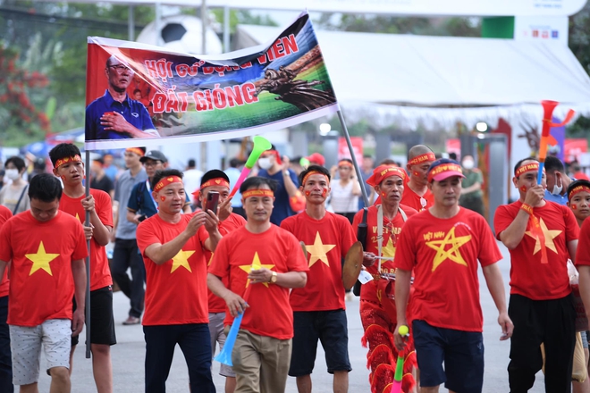  U23 Việt Nam - U23 Myanmar: CĐV Hải Phòng vượt hàng trăm cây số để cổ vũ cho thầy trò Park Hang-seo, phố đi bộ Nguyễn Huệ vẫn rực lửa sau mưa lớn  - Ảnh 2.