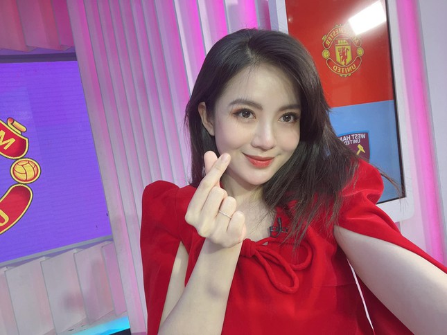 MC Tú Linh - Hot girl M.U thay đổi ra sao sau bức hình từng làm chao đảo cộng đồng mạng? - Ảnh 11.
