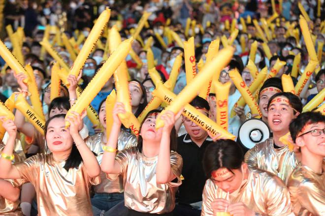  U23 Việt Nam - U23 Myanmar: CĐV Hải Phòng vượt hàng trăm cây số để cổ vũ cho thầy trò Park Hang-seo, phố đi bộ Nguyễn Huệ vẫn rực lửa sau mưa lớn  - Ảnh 11.