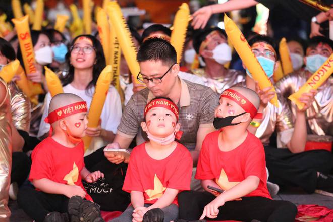  U23 Việt Nam - U23 Myanmar: CĐV Hải Phòng vượt hàng trăm cây số để cổ vũ cho thầy trò Park Hang-seo, phố đi bộ Nguyễn Huệ vẫn rực lửa sau mưa lớn  - Ảnh 12.