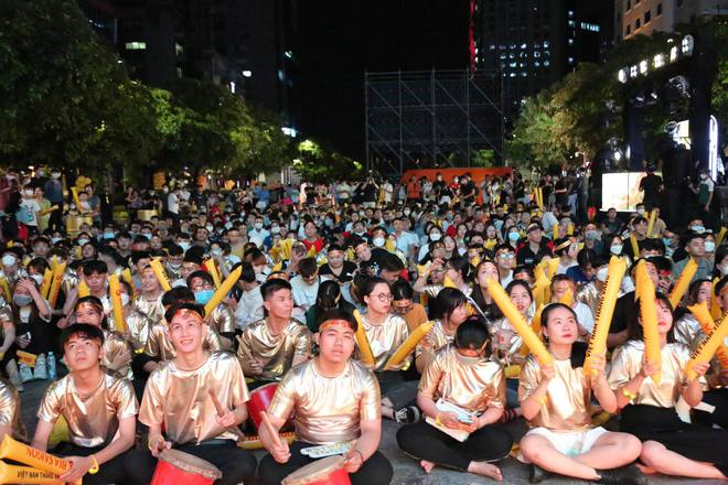  U23 Việt Nam - U23 Myanmar: CĐV Hải Phòng vượt hàng trăm cây số để cổ vũ cho thầy trò Park Hang-seo, phố đi bộ Nguyễn Huệ vẫn rực lửa sau mưa lớn  - Ảnh 13.