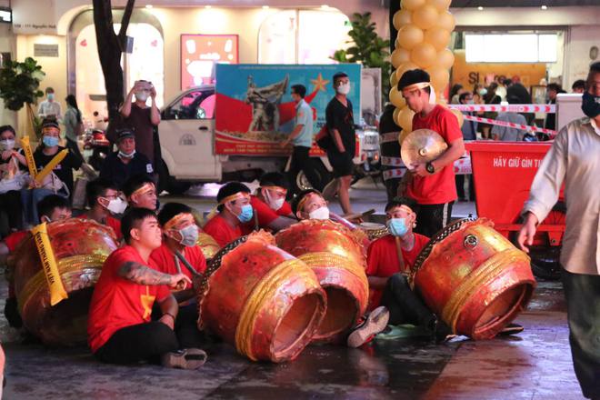  U23 Việt Nam - U23 Myanmar: CĐV Hải Phòng vượt hàng trăm cây số để cổ vũ cho thầy trò Park Hang-seo, phố đi bộ Nguyễn Huệ vẫn rực lửa sau mưa lớn  - Ảnh 15.