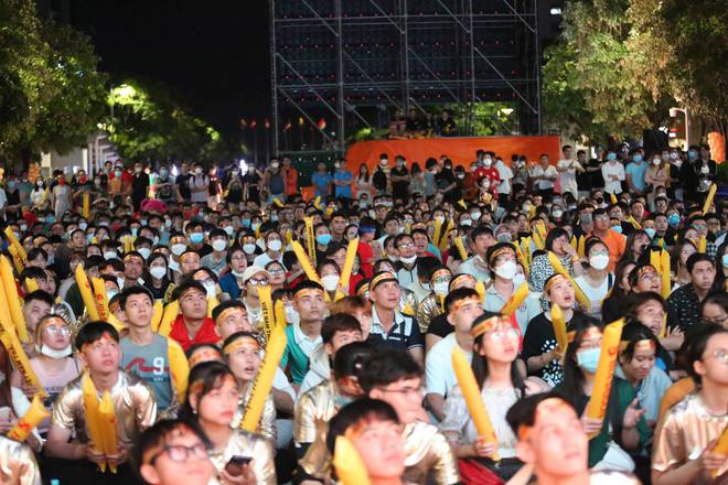  U23 Việt Nam - U23 Myanmar: CĐV Hải Phòng vượt hàng trăm cây số để cổ vũ cho thầy trò Park Hang-seo, phố đi bộ Nguyễn Huệ vẫn rực lửa sau mưa lớn  - Ảnh 18.