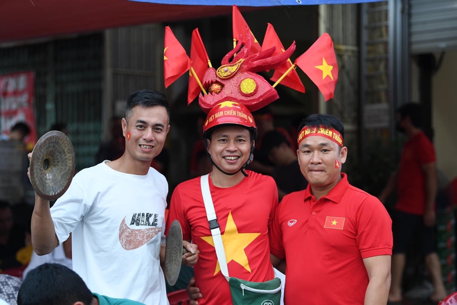  U23 Việt Nam - U23 Myanmar: CĐV Hải Phòng vượt hàng trăm cây số để cổ vũ cho thầy trò Park Hang-seo, phố đi bộ Nguyễn Huệ vẫn rực lửa sau mưa lớn  - Ảnh 3.
