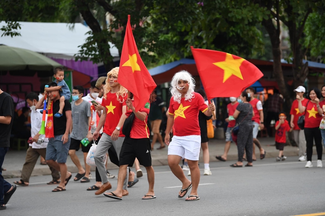  U23 Việt Nam - U23 Myanmar: CĐV Hải Phòng vượt hàng trăm cây số để cổ vũ cho thầy trò Park Hang-seo, phố đi bộ Nguyễn Huệ vẫn rực lửa sau mưa lớn  - Ảnh 4.