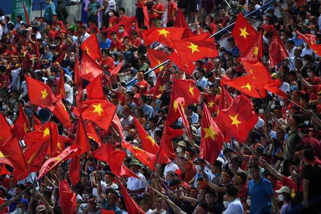  U23 Việt Nam - U23 Myanmar: CĐV Hải Phòng vượt hàng trăm cây số để cổ vũ cho thầy trò Park Hang-seo, phố đi bộ Nguyễn Huệ vẫn rực lửa sau mưa lớn  - Ảnh 5.