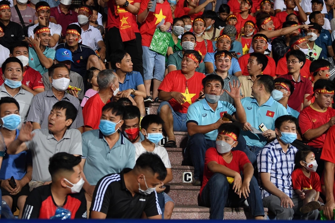  U23 Việt Nam - U23 Myanmar: CĐV Hải Phòng vượt hàng trăm cây số để cổ vũ cho thầy trò Park Hang-seo, phố đi bộ Nguyễn Huệ vẫn rực lửa sau mưa lớn  - Ảnh 9.