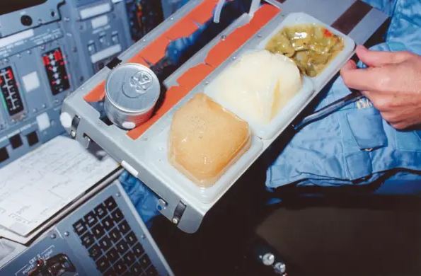 Lương khô và thức ăn của các phi hành gia NASA đã được cải tiến thế nào từ năm 1960 đến nay? - Ảnh 11.