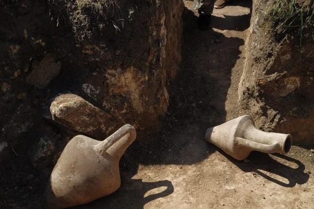 While digging a defensive trench, Ukrainian soldiers were surprised to discover valuable artifacts - Photo 1.