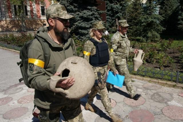 While digging a defensive trench, Ukrainian soldiers were surprised to discover valuable artifacts - Photo 3.