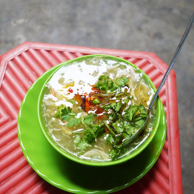 Gánh súp cua gần 30 năm giữa lòng Sài Gòn được mệnh danh là món súp đáng thử nhất - Ảnh 2.