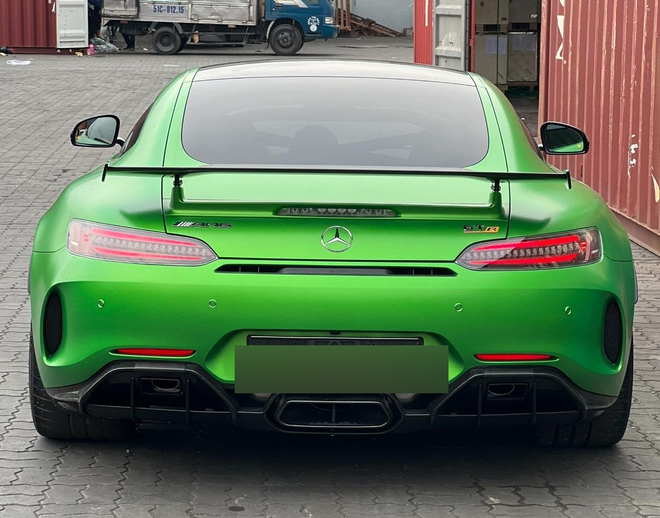 Mercedes-AMG GT R thứ 2 về Việt Nam: Màu sơn độc, nhiều chi tiết carbon, thêm tính năng so với xe của ông Đặng Lê Nguyên Vũ - Ảnh 2.