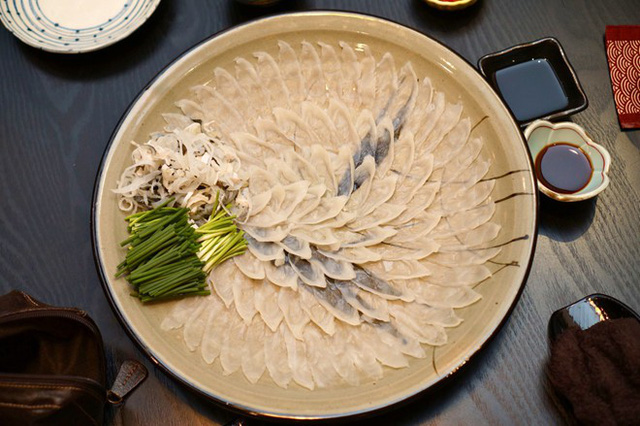 Risking your life to try the million-dollar puffer fish sashimi specialty in Japan - Photo 2.