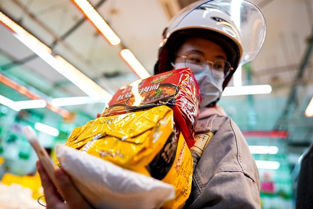 Trung Quốc: Người dân Bắc Kinh đổ xô đi siêu thị trước tin đồn phong tỏa - Ảnh 1.