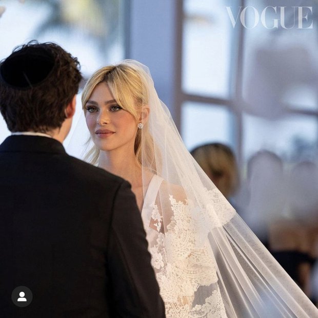  Con dâu nhà Beckham khoe nhẫn đính hôn hơn 2 triệu USD - Ảnh 8.