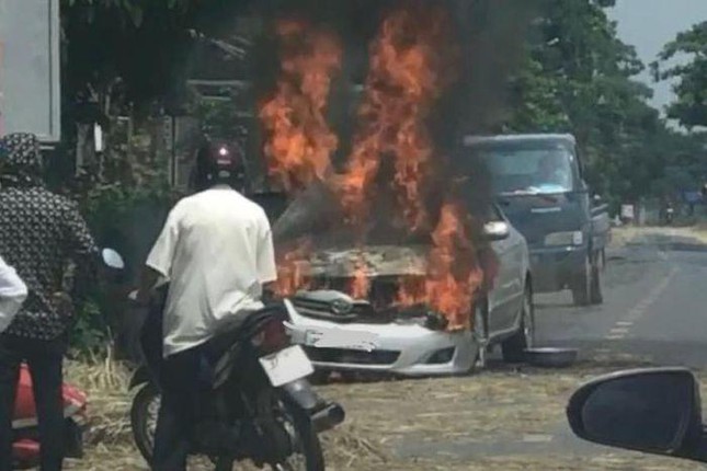 Ô tô đang chạy trên đường bất ngờ bốc cháy, gia đình 4 người may mắn thoát nạn - Ảnh 1.