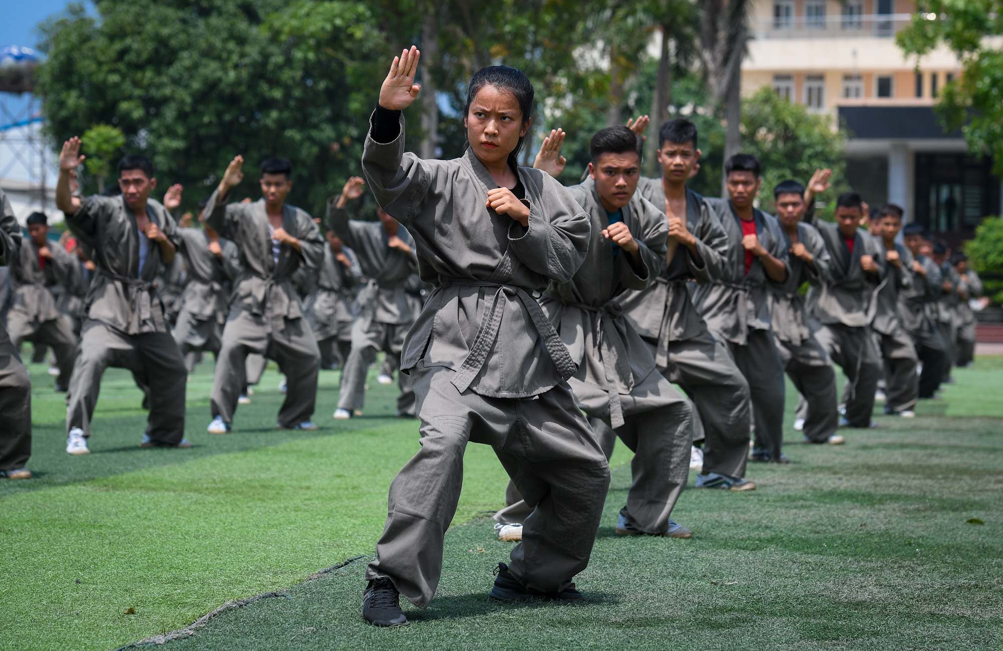 3 tháng lột xác từ thiếu nữ thành bông hồng thép của cô tân binh cảnh sát - Ảnh 2.