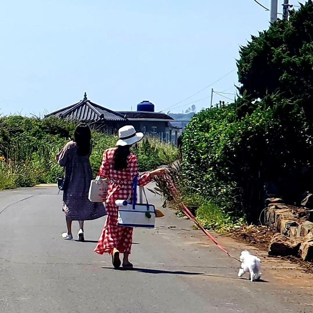 Ảnh Son Ye Jin và Hyun Bin du lịch đảo Jeju cuối cùng đã được hé lộ, chồng chụp vội sắc vóc xuất chúng của bà xã nữ thần - Ảnh 1.