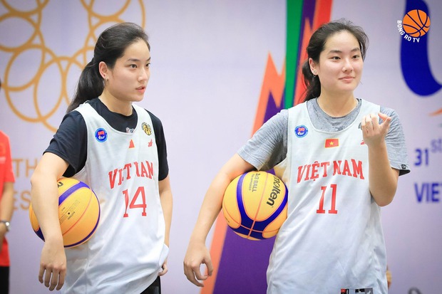 Cặp chị em sinh đôi tại SEA Games 31: Hiện tượng bóng rổ từ Mỹ về Việt Nam thi đấu, sở hữu loạt khoảnh khắc dễ thương - Ảnh 1.
