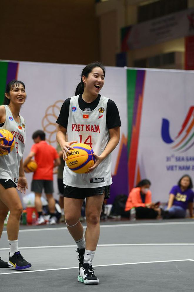 Cặp chị em sinh đôi tại SEA Games 31: Hiện tượng bóng rổ từ Mỹ về Việt Nam thi đấu, sở hữu loạt khoảnh khắc dễ thương - Ảnh 2.