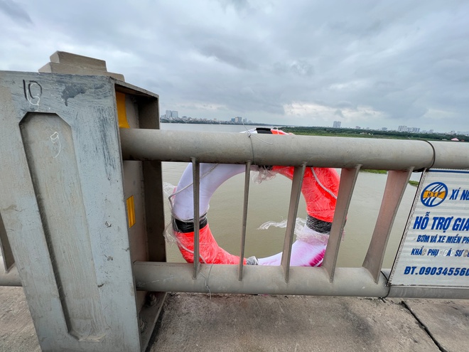 33 chiếc phao cứu sinh xuất hiện trên các cây cầu ở Hà Nội và câu chuyện ý nghĩa đằng sau - Ảnh 13.