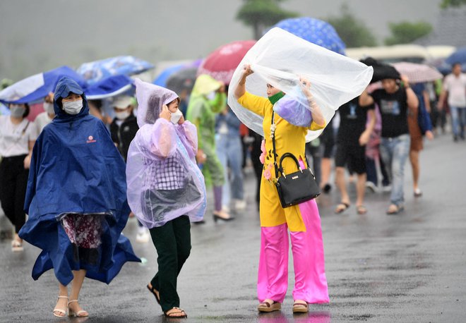 Hàng nghìn du khách thập phương đội mưa dự lễ Phật Đản tại ngôi chùa lớn nhất thế giới - Ảnh 11.