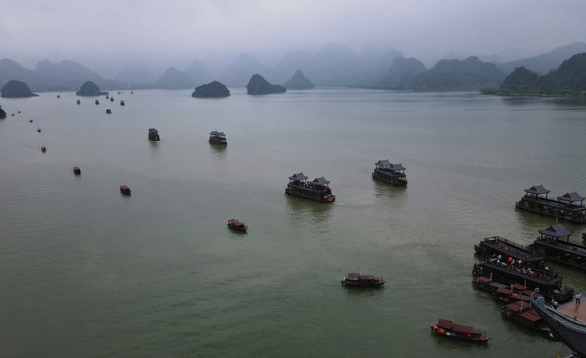 Hàng nghìn du khách thập phương đội mưa dự lễ Phật Đản tại ngôi chùa lớn nhất thế giới - Ảnh 12.