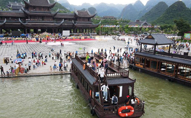 Hàng nghìn du khách thập phương đội mưa dự lễ Phật Đản tại ngôi chùa lớn nhất thế giới - Ảnh 14.
