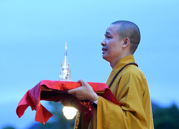 Hàng nghìn du khách thập phương đội mưa dự lễ Phật Đản tại ngôi chùa lớn nhất thế giới - Ảnh 16.