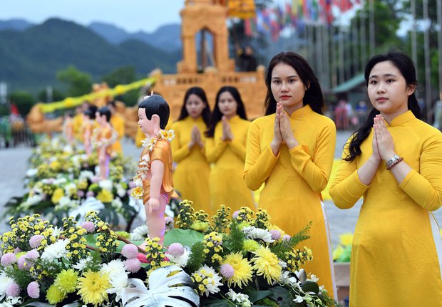 Hàng nghìn du khách thập phương đội mưa dự lễ Phật Đản tại ngôi chùa lớn nhất thế giới - Ảnh 17.