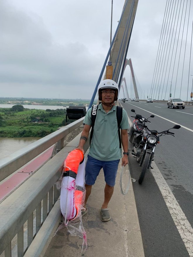 33 chiếc phao cứu sinh xuất hiện trên các cây cầu ở Hà Nội và câu chuyện ý nghĩa đằng sau - Ảnh 4.